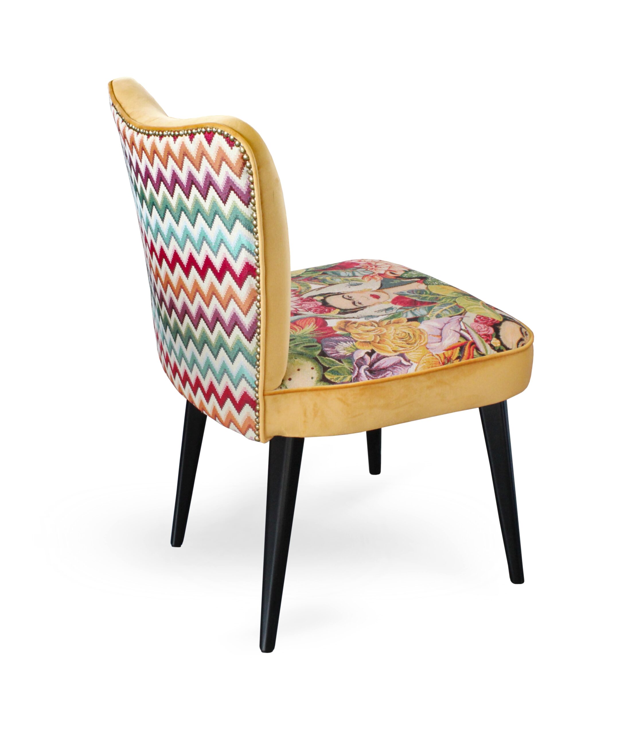 Saretina è una sedia imbottita dalla struttura in polipropilene, con  cuscino in velluto di ciniglia abbinato tono su tono.