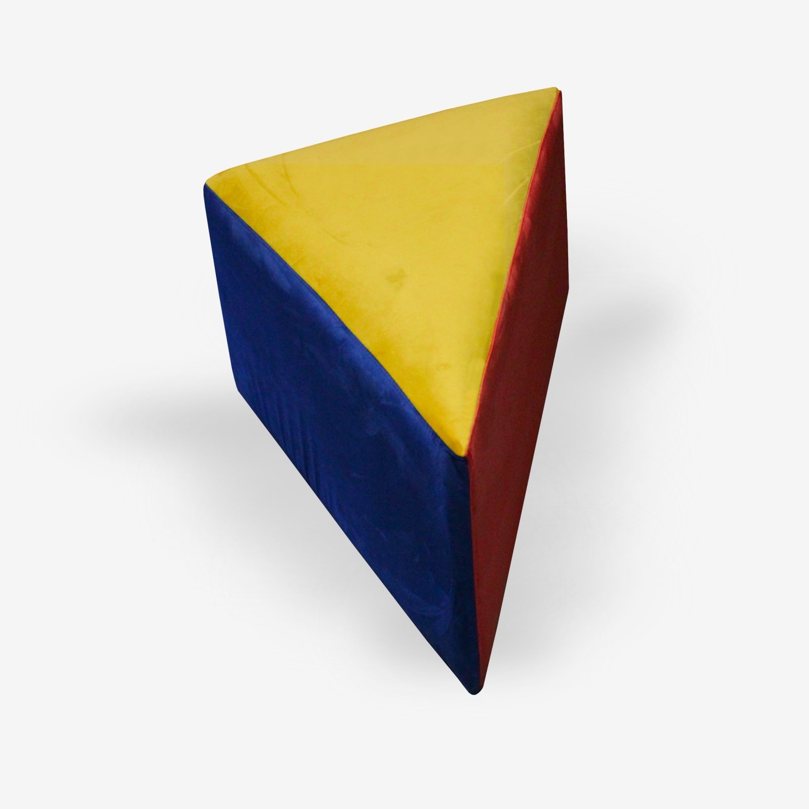 pouf in velluto a triangolo rosso blu giallo per arredamento ristoranti bar alberghi produzione contract pouf